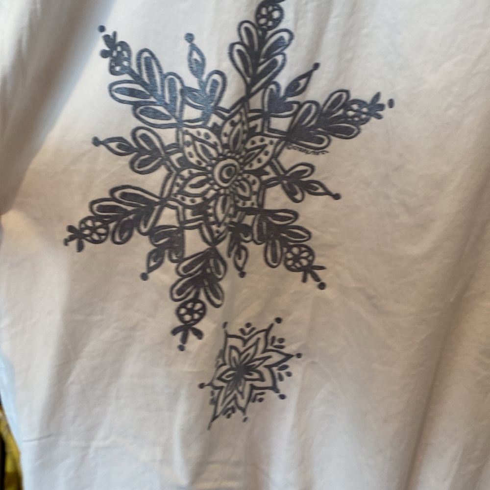 Crazy Shirts Ladies Cotton Pullover. White w/Silver Snowflakes from Vail, CO - Picture 4 of 8